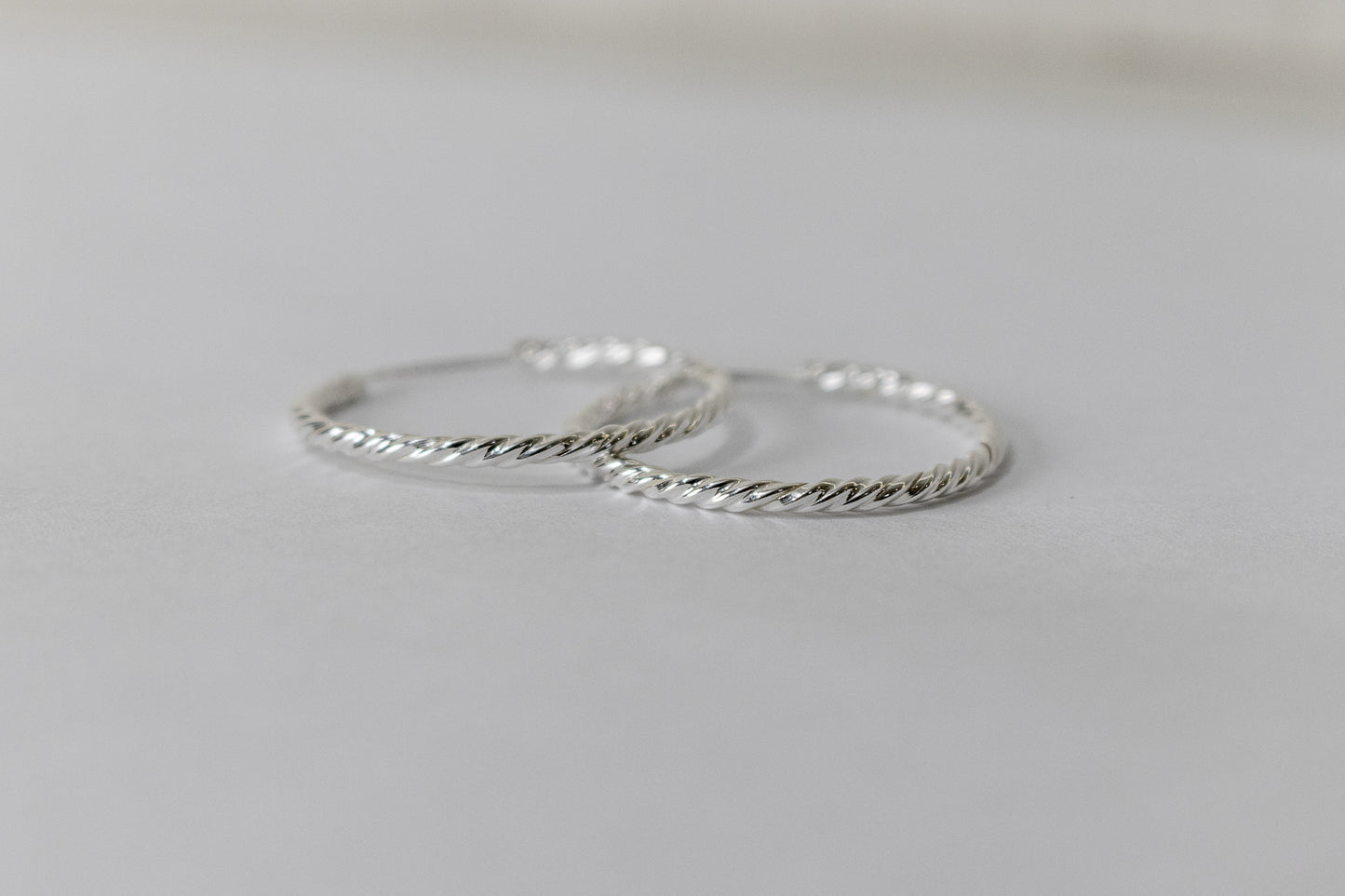 ARGOLA TORCIDA 2,6CM E 3,7CM EM PRATA 925