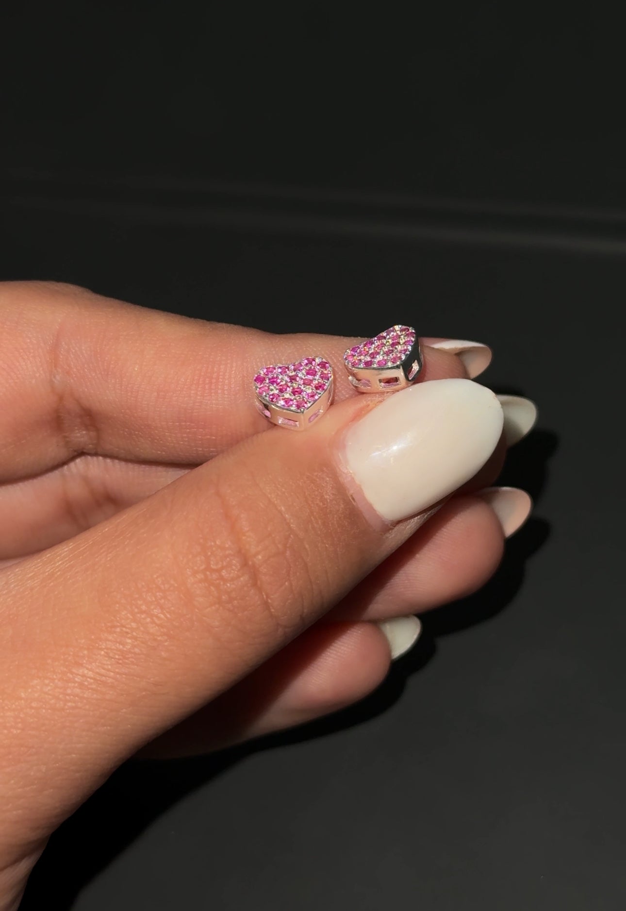 BRINCO CORAÇÃO CRAVEJADO COM ZIRCÔNIAS ROSAS