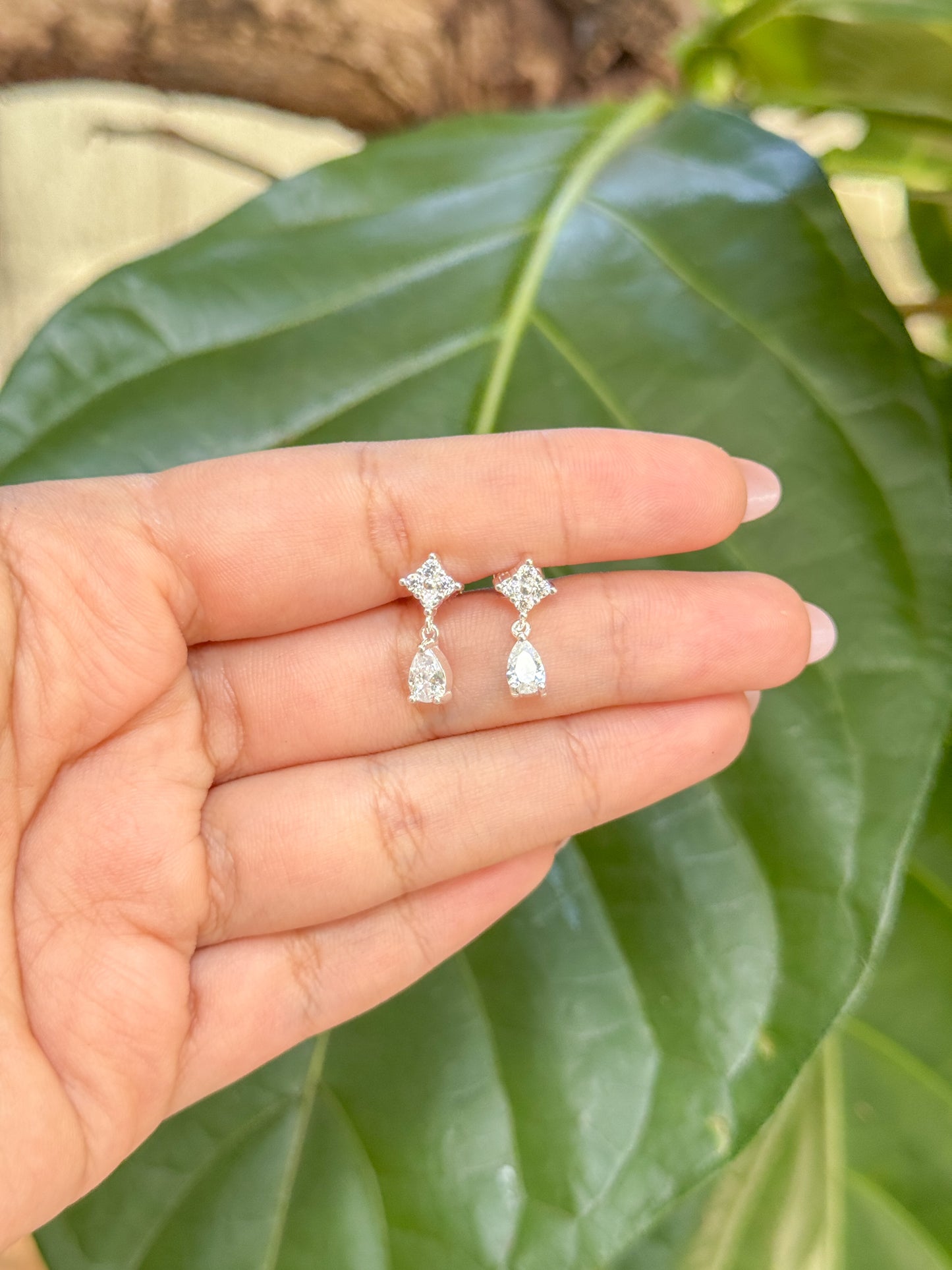 BRINCO COM FLOR DE 4 PÉTALAS E PINGENTE DE GOTA