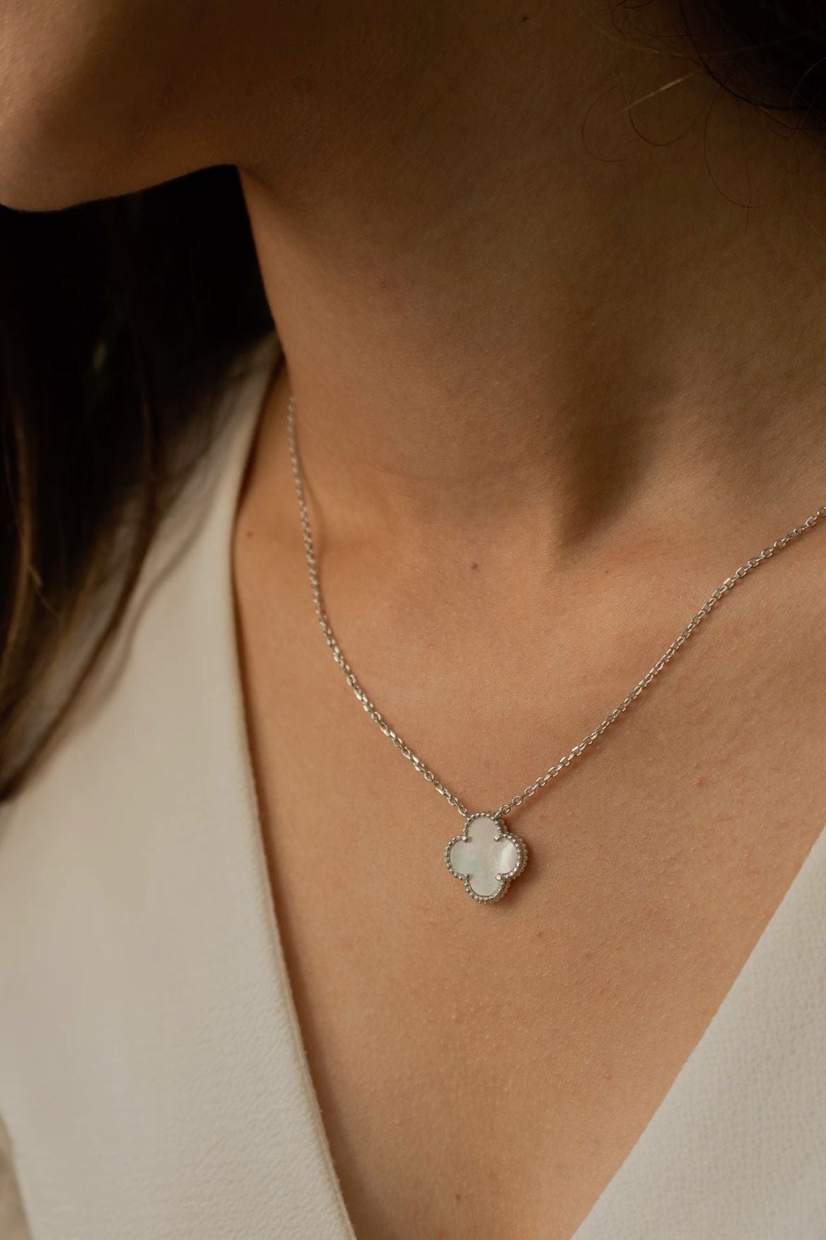 COLAR TREVO MADREPÉROLA