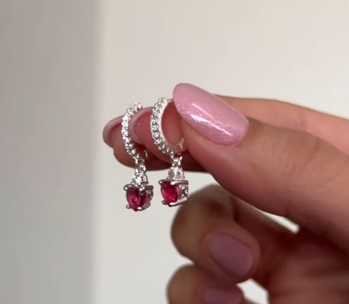 ARGOLA CRAVEJADA CORAÇÃO VERMELHO EM PRATA 925