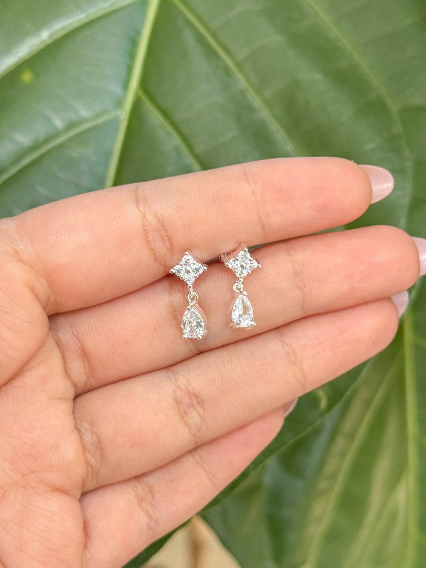 BRINCO COM FLOR DE 4 PÉTALAS E PINGENTE DE GOTA