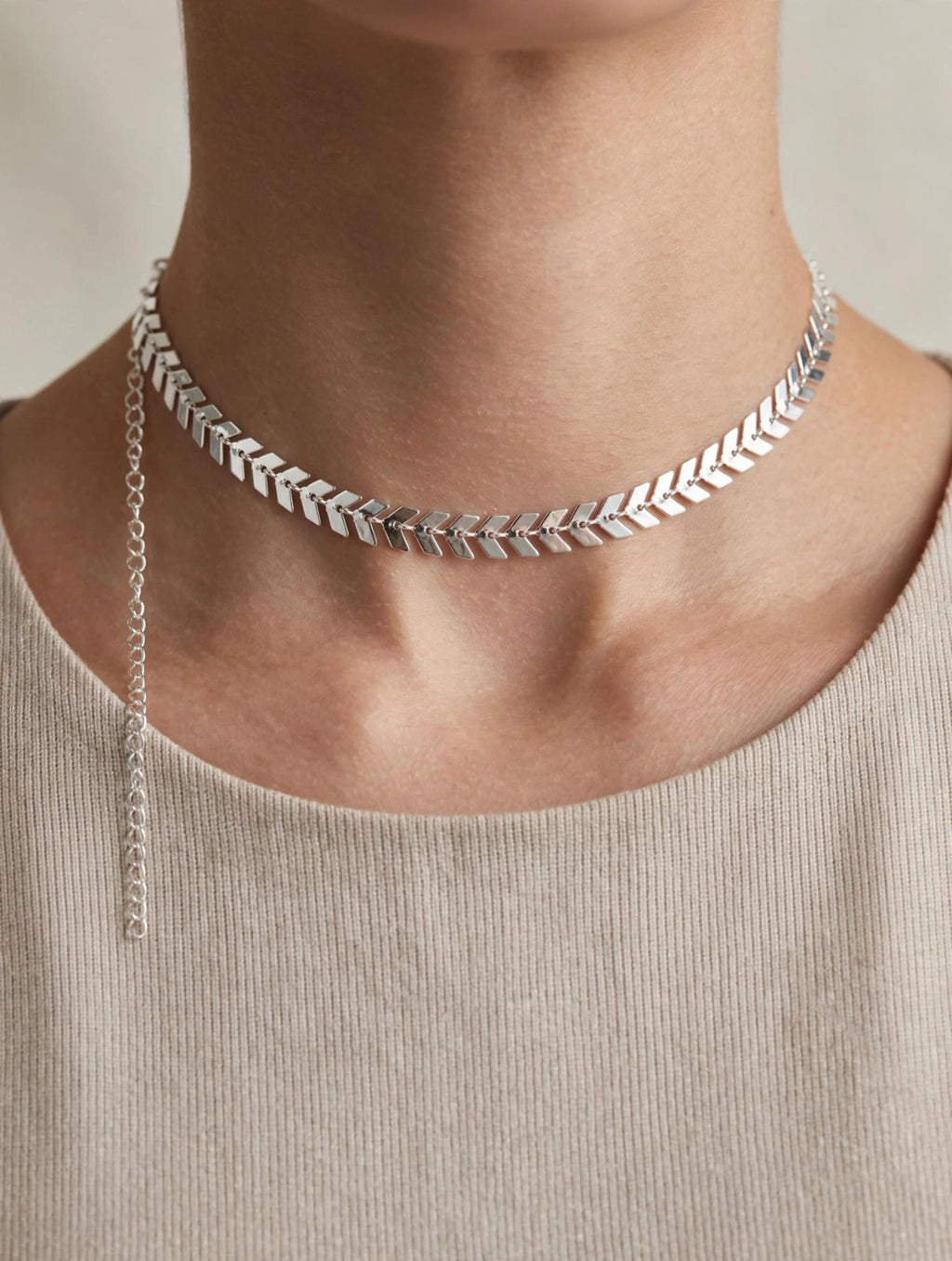 COLAR CHOCKER RAMO DE FOLHAS PRATEADO EM SEMIJOIA
