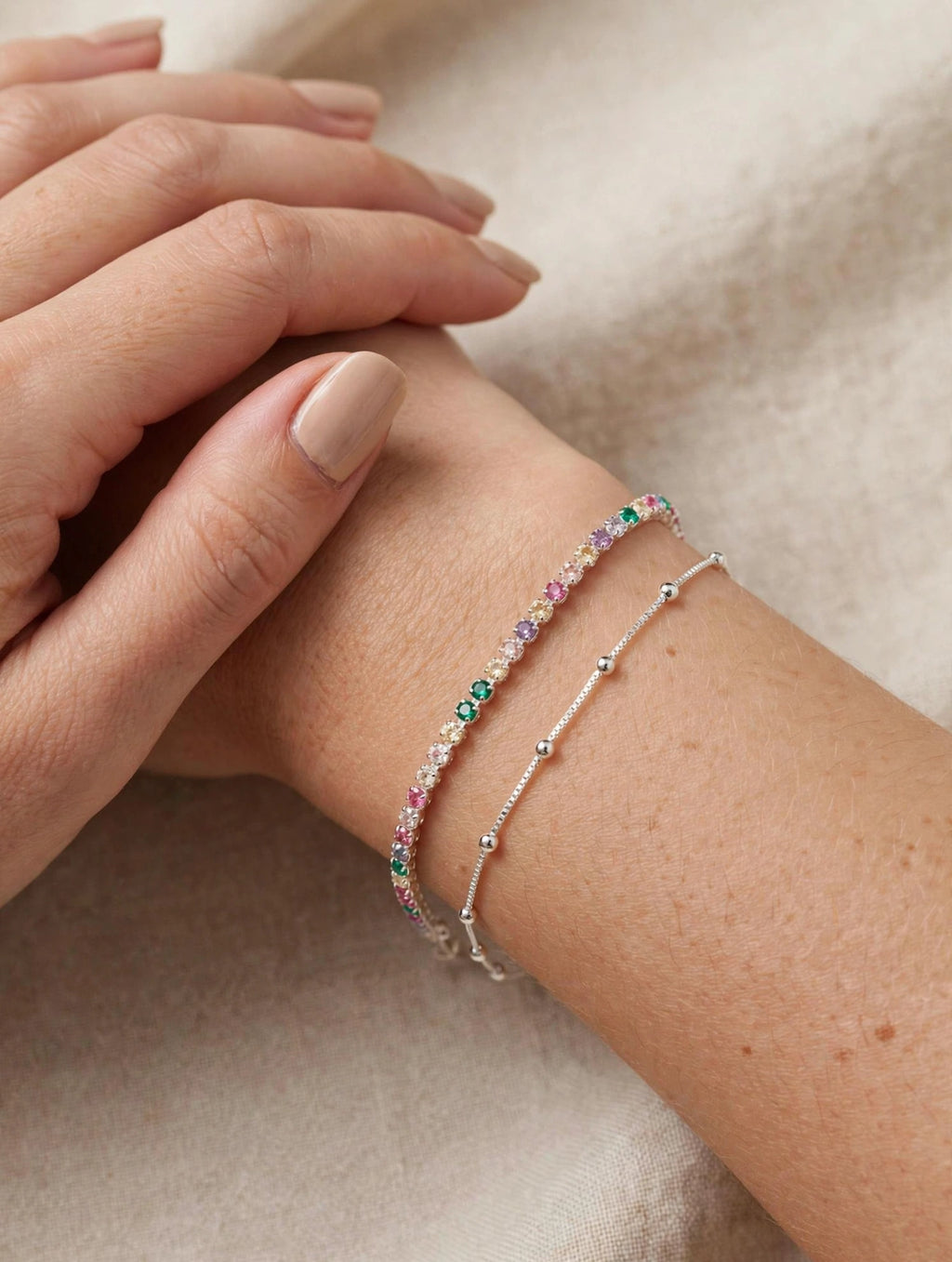 PULSEIRA DUPLA RIVIEIRA COLORIDA E BOLINHAS SEMIJOIA PRATEADA