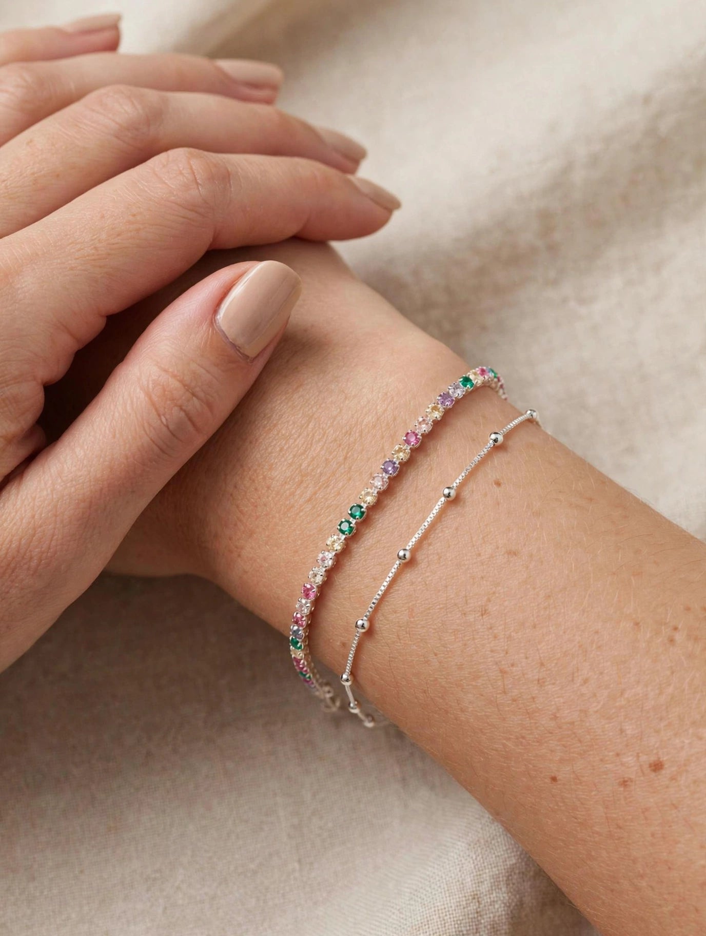PULSEIRA DUPLA RIVIEIRA COLORIDA E BOLINHAS SEMIJOIA PRATEADA